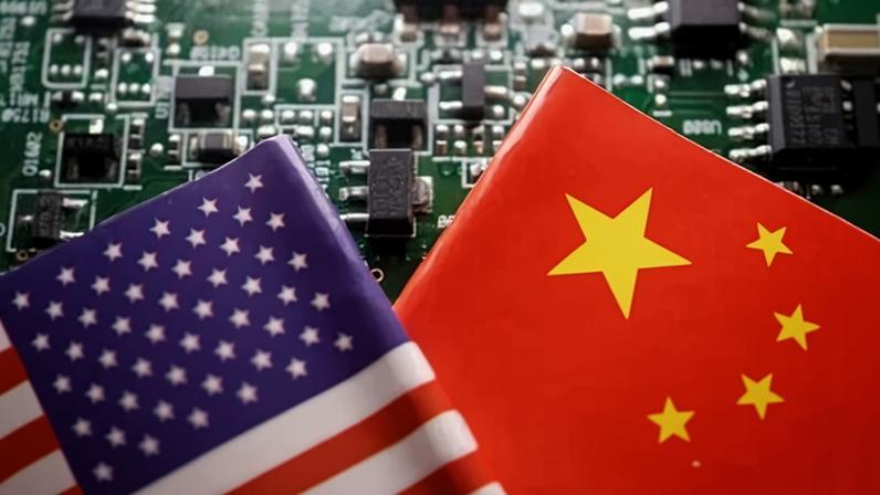 Bandeiras dos EUA e da China à frente de semicondutores em foto de ilustração