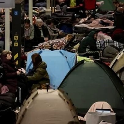 Kiev sofre forte ataque russo; prédios e carros em chamas