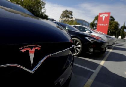 Tesla Model X fotografado ao lado de um Model S em uma concessionária de carros elétricos da Tesla em Sydney