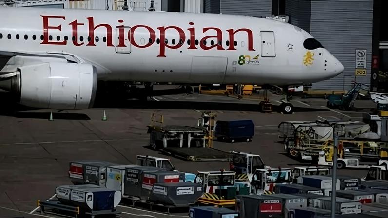 Avião da Ethiopian Airlines na pista do Aeroporto de Manchester, em Manchester