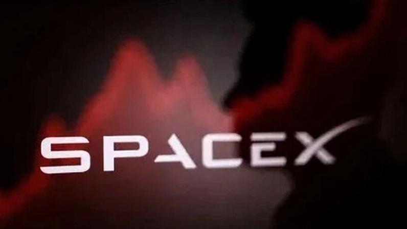 A silhueta de Elon Musk, o logotipo da SpaceX e um gráfico de ações em alta