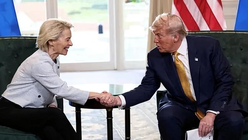 Presidente dos EUA, Donald Trump, aperta a mão da presidente da Comissão Europeia, Ursula von der Leyen