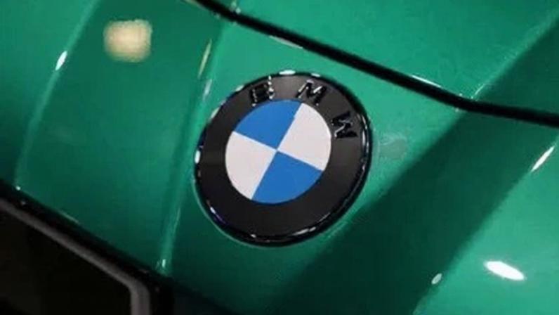 Logotipo da BMW no modelo i3 Long Wheelbase no Salão Internacional do Automóvel de Pequim