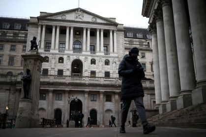 Pessoas caminham em frente ao Banco da Inglaterra, em Londres
