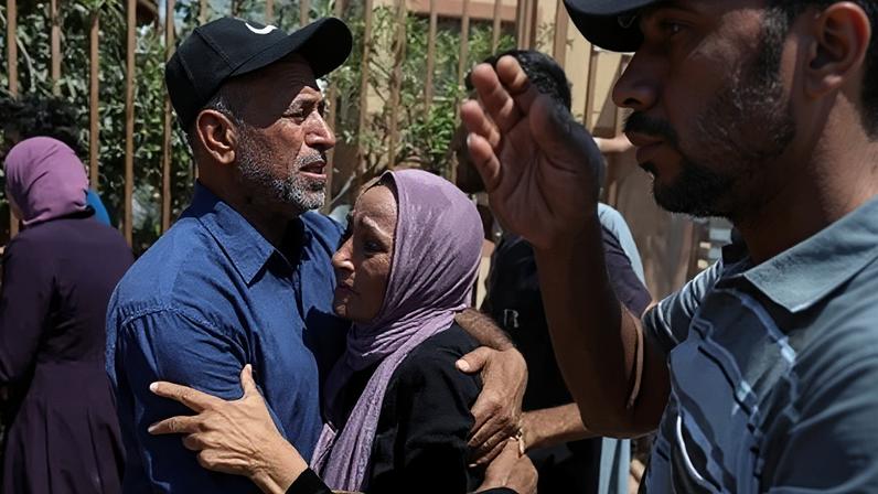 Palestinos choram perda de entes queridos no Hospital Nasser em Gaza
