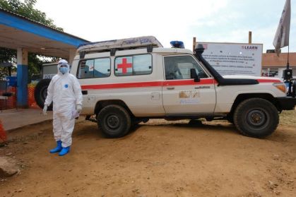 Médico com equipamento de proteção individual (EPI) ao lado de uma ambulância no Centro de Tratamento da Doença pelo Vírus Ebola do Hospital Geral de Referência de Bunia, no leste da República Democrática do Congo