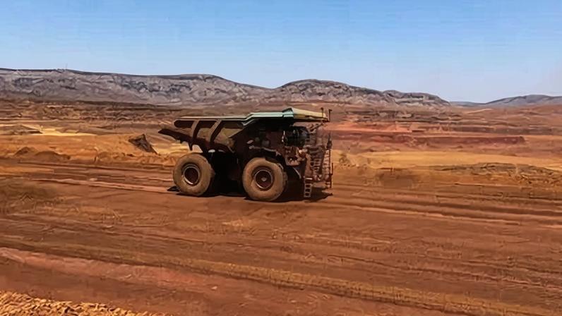 Caminhão autônomo coleta minério de ferro na mina de Gudai-darri, da Rio Tinto, na região de Pilbara, na Austrália Ocidental