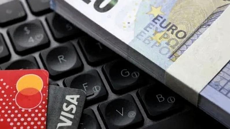 Ilustração mostra notas de euro e cartões Visa e Mastercard