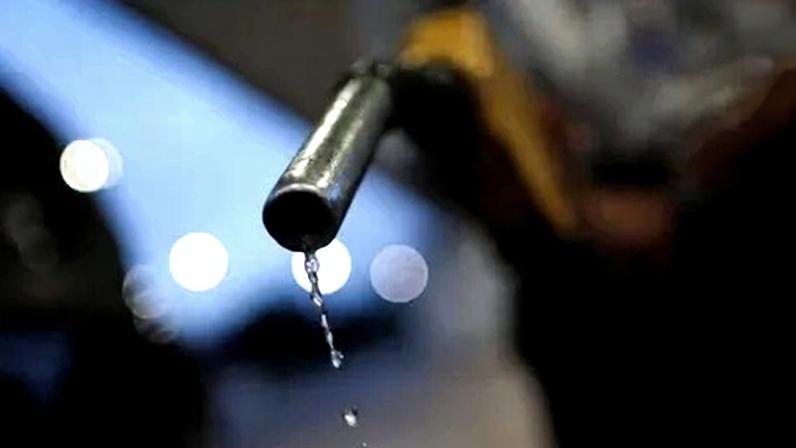 A gasolina escorre da bocal de uma bomba de combustível em um posto de gasolina, em Brasília