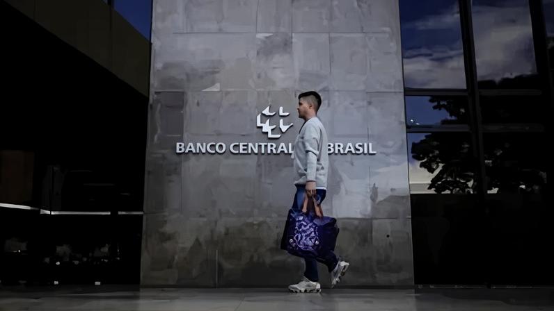 Homem caminha em frente à sede do Banco Central, em Brasília
