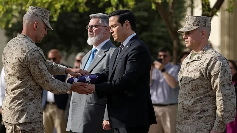 Secretário de Estado dos EUA, Marco Rubio, participa de cerimônia na embaixada norte-americana na Cidade do Kuweit, no Kuweit, durante visita ao Oriente Médio