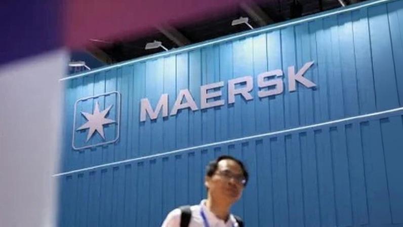 Homem passa em frente ao logotipo da Maersk