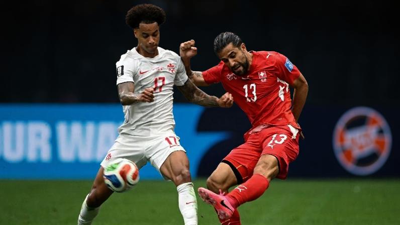 Tajon Buchanan, do Canadá, em disputa de bola com Ricardo Rodriguez, da Suíça, na Copa do Mundo