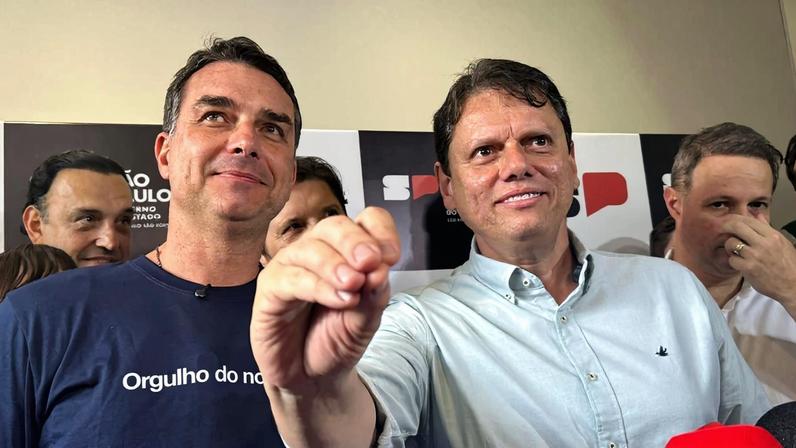 Flávio Bolsonaro é pré-candidato à Presidência da República, enquanto Tarcísio de Freitas é pré-candidato a governador de São Paulo