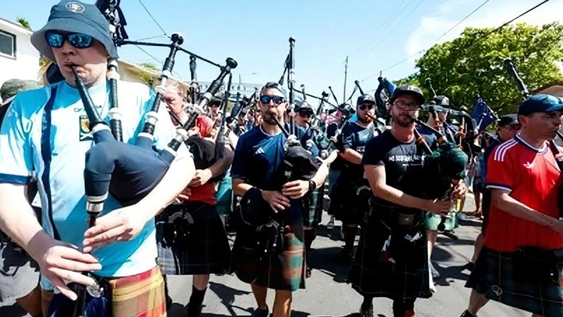 Tartan Army, a torcida da Escócia, marcha por Miami antes do jogo contra o Brasil