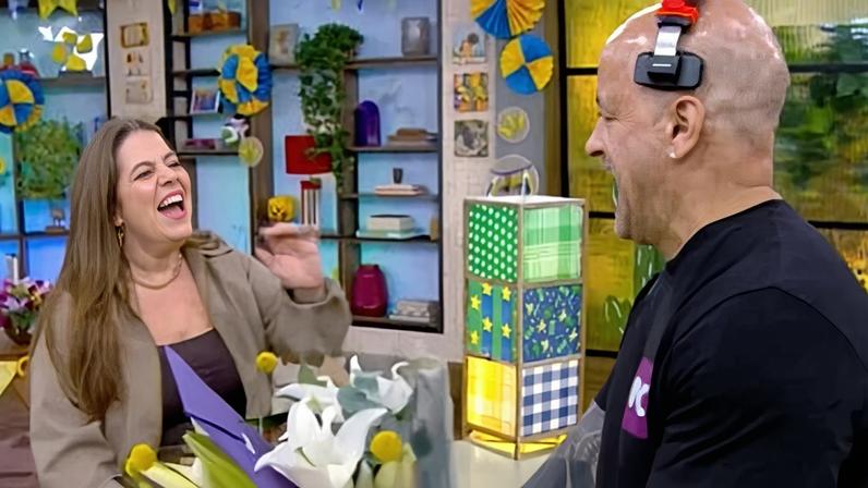Tati Machado se surpreende ao receber buquê no programa "Mais Você"