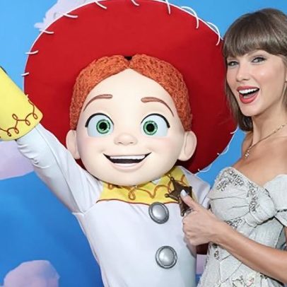 Taylor Swift canta clássico de Toy Story na pré-estreia de novo filme