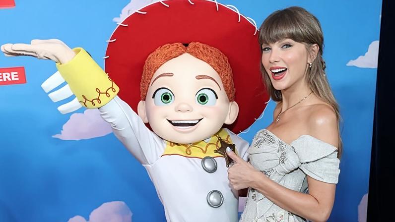 Taylor Swift em pré-estreia de "Toy Story 5" em Los Angeles, Estados Unidos