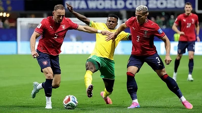 Jogadores de Tchéquia e África do Sul disputam jogada na Copa