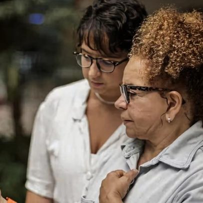 Idosos têm direito a acompanhante gratuito? Entenda o que diz a lei
