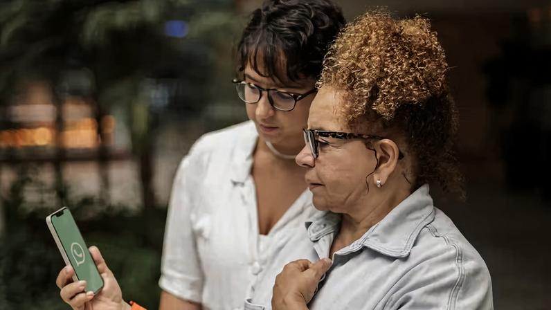 Quando idosos têm direito a acompanhante gratuito? Veja o que diz a lei — Foto: Mariana Saguias/TechTudo
