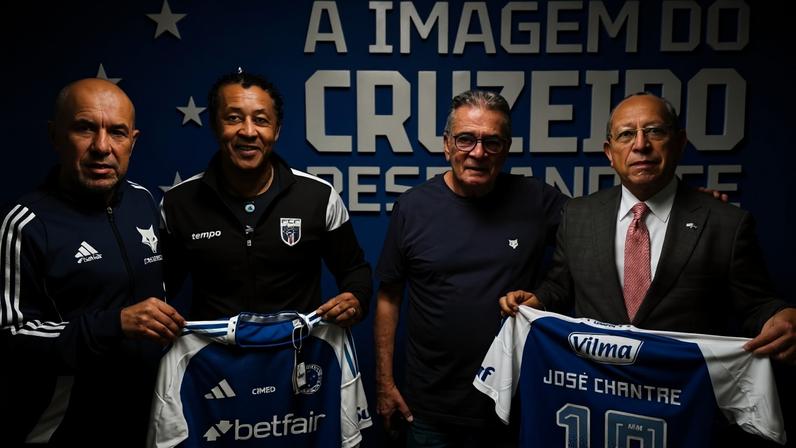 Bubista, técnico de Cabo Verde, e Jardim, do Flamengo, na Toca da Raposa (Foto: Divulgação)