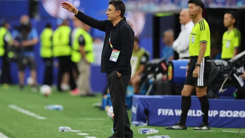 O técnico do Irã, Amir Ghalenoei, reage durante o jogo contra Nova Zelândia no Los Angeles Stadium, Inglewood, Califórnia, EUA,15 de junho de 2026