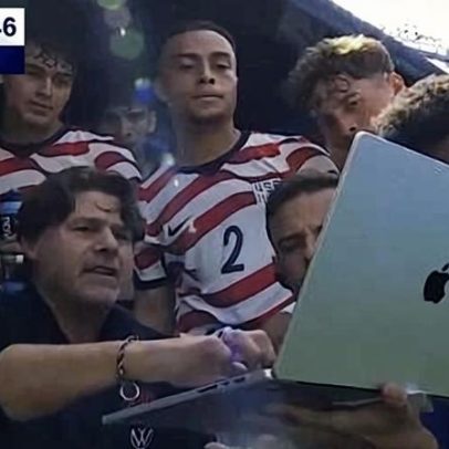 Técnico dos EUA usa notebook durante hidratação, reclama de pausas