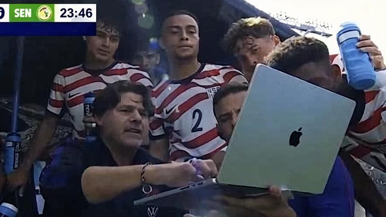 Técnico Mauricio Pochettino orienta jogadores dos EUA com notebook durante pausa para hidratação