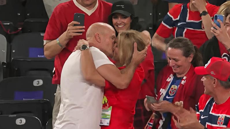 Ståle Solbakken correu para as arquibancadas e deu um beijão na esposa pela classificação ao mata-mata da Copa