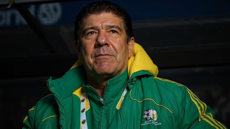 Em 27 jogos com a seleção da África do Sul, Joel Santana conseguiu dez vitórias, três empates e 14 derrotas.