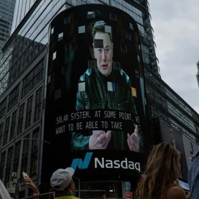 Torcedores brasileiros passam por alvoroço em Nova York com IPO da SpaceX