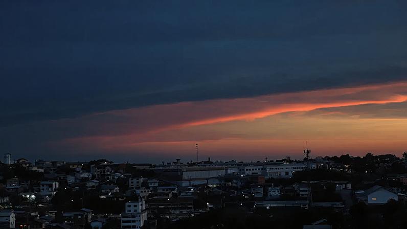 Imagem de clima com céu claro no início da noite, em Caxias do Sul, RS