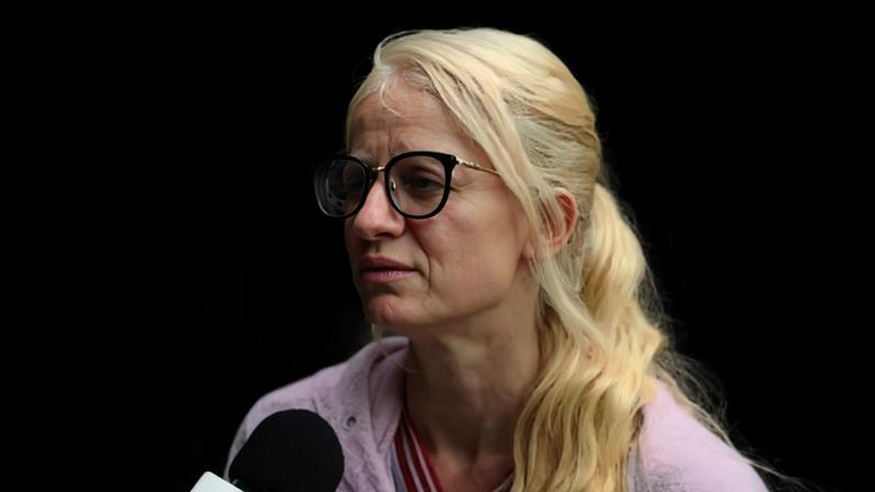 Imagem colorida de mulher dando entrevista
