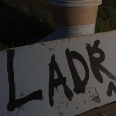 Polícia prende moradores que amarraram homem em poste com placa de ladrão