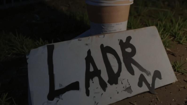 Homem apontado como 'ladrão' por moradores foi amarrado em poste, enrolado em fitas adesivas e teve o rosto pintado
