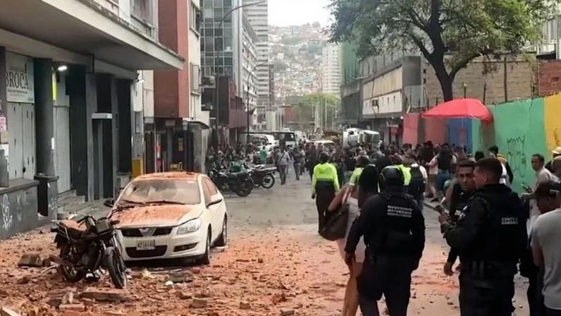 Imagens mostram moradores nas ruas da Venezuela depois dos terremotos; no Brasil, relatos vieram de capitais do Norte