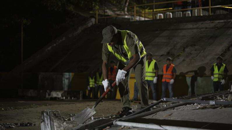 Equipes de resgate fazem buscas em escombros em Caracas (Foto: Rayner Peña R/EFE)