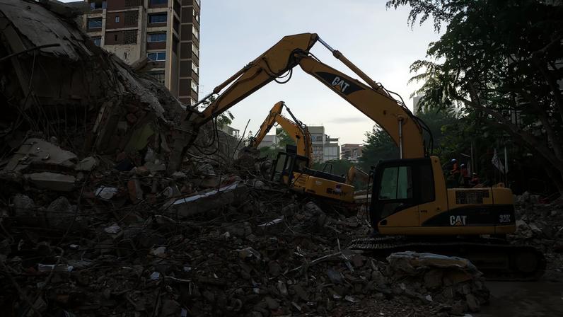 Escombros de prédio que desabou são removidos em Caracas (Foto: Boris Vergara/EFE)