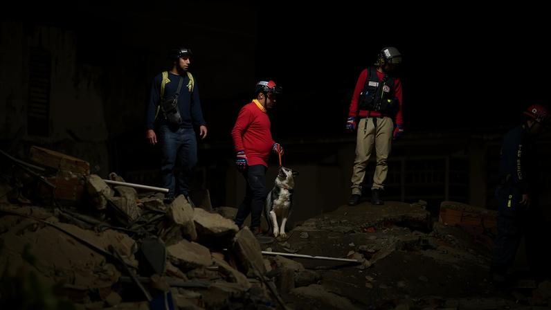 Equipes de resgate fazem buscas em escombros de imóvel em Caracas (Foto: Rayner Peña R/EFE)