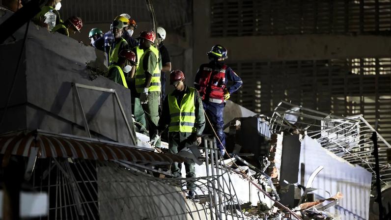 Equipes de resgate fazem buscas em escombros de prédio em Caracas (Foto: Rayner Peña R/EFE)