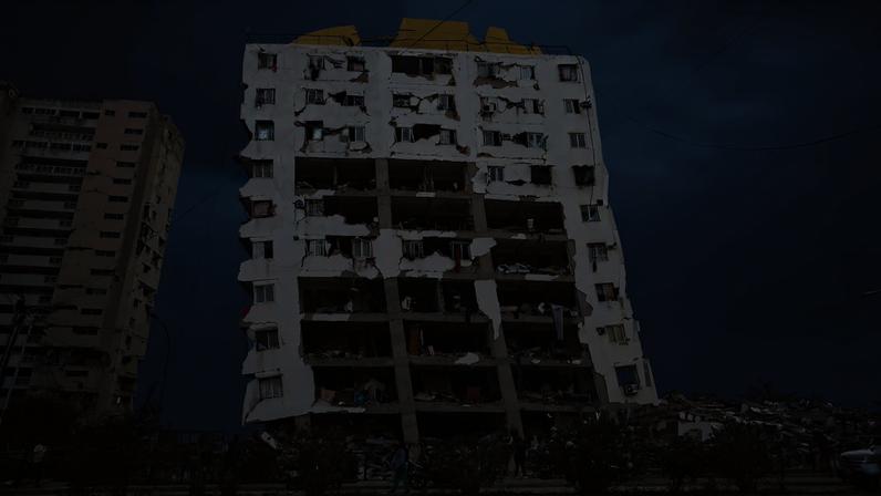 Prédio residencial em Catia La Mar, no estado de La Guaira, após os terremotos na Venezuela (Foto: Ronald Peña R./EFE)