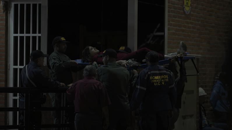 Equipe de resgate remove mulher ferida em Caracas (Foto: Rayner Peña R/EFE)