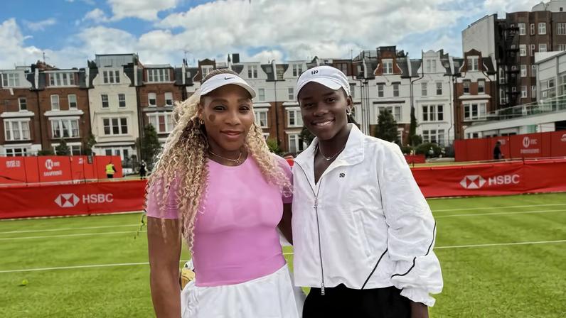 Serena Williams e Victoria Mboko treinam antes de torneio — Foto: Reprodução