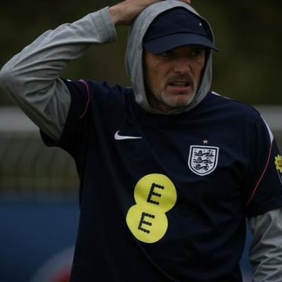 Inglaterra vive pré-Copa marcada por terremotos, tiros e clima extremo