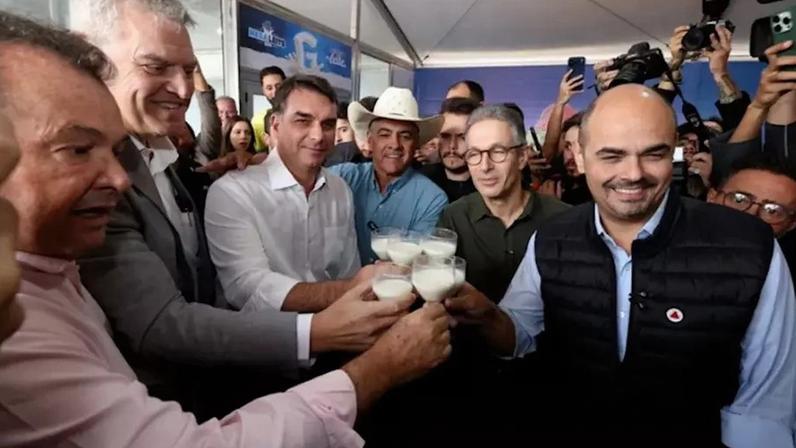 Zema e Flávio Bolsonaro defendem união da direita em evento em MG
