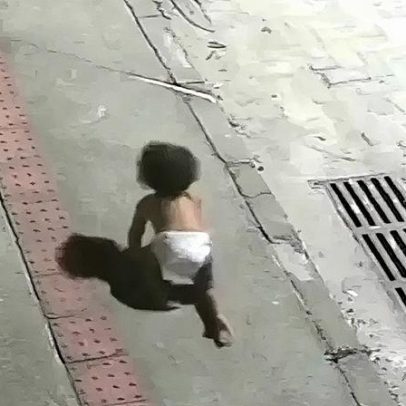 Vídeo mostra bebê engatinhando sozinha na rua em Vila Velha; mãe é presa
