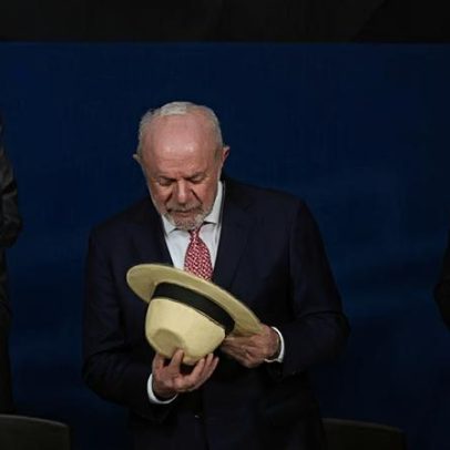 Lula discursa com voz rouca e curativo na cabeça após radioterapia