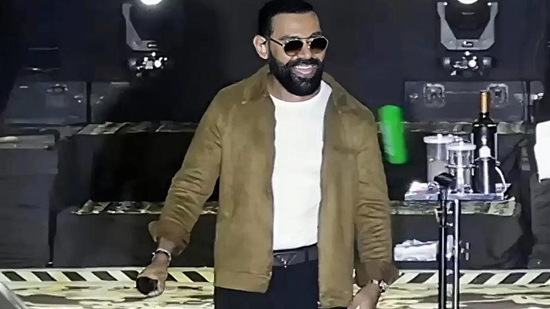 Pablo do Arrocha é atingido por objeto durante show na Bahia