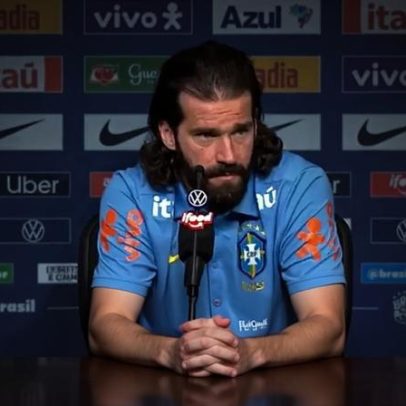 Alisson atende pedido de repórter e fala em inglês durante coletiva